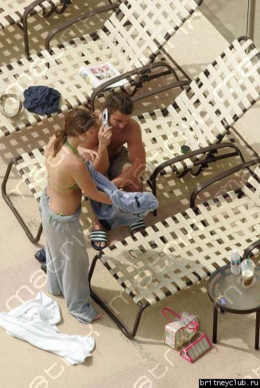 Бритни с братом около бассейна03.jpg(Бритни Спирс, Britney Spears)
