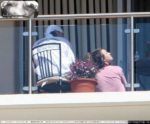 Бритни и Кевин на балконе аппартаментов в Санта Монике01.jpg(Бритни Спирс, Britney Spears)