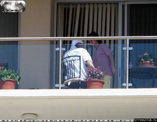 Бритни и Кевин на балконе аппартаментов в Санта Монике02.jpg(Бритни Спирс, Britney Spears)