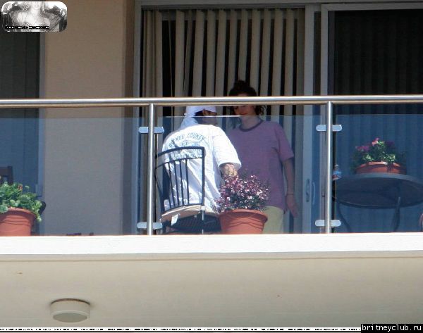Бритни и Кевин на балконе аппартаментов в Санта Монике03.jpg(Бритни Спирс, Britney Spears)