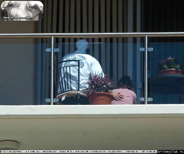 Бритни и Кевин на балконе аппартаментов в Санта Монике04.jpg(Бритни Спирс, Britney Spears)