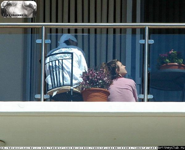Бритни и Кевин на балконе аппартаментов в Санта Монике05.jpg(Бритни Спирс, Britney Spears)