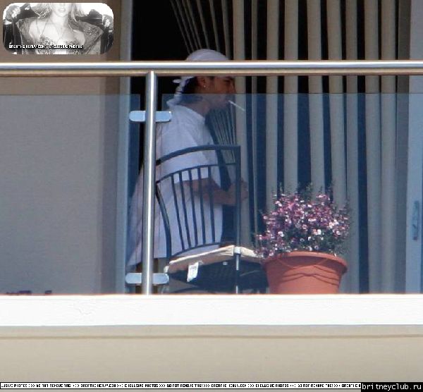 Бритни и Кевин на балконе аппартаментов в Санта Монике06.jpg(Бритни Спирс, Britney Spears)