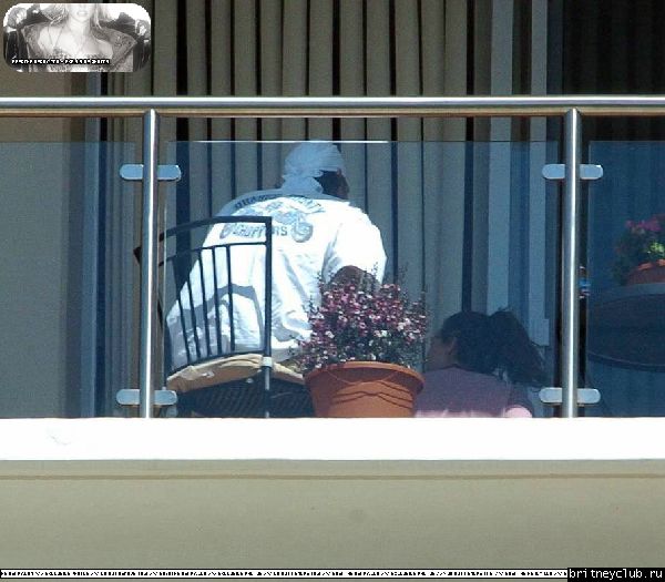 Бритни и Кевин на балконе аппартаментов в Санта Монике07.jpg(Бритни Спирс, Britney Spears)