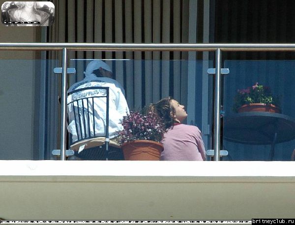 Бритни и Кевин на балконе аппартаментов в Санта Монике08.jpg(Бритни Спирс, Britney Spears)