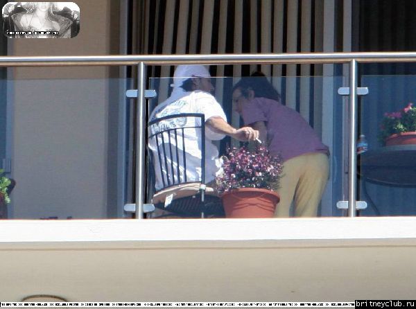 Бритни и Кевин на балконе аппартаментов в Санта Монике09.jpg(Бритни Спирс, Britney Spears)