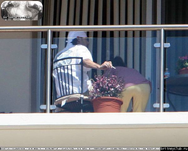 Бритни и Кевин на балконе аппартаментов в Санта Монике10.jpg(Бритни Спирс, Britney Spears)