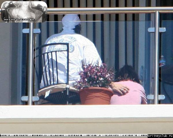 Бритни и Кевин на балконе аппартаментов в Санта Монике11.jpg(Бритни Спирс, Britney Spears)