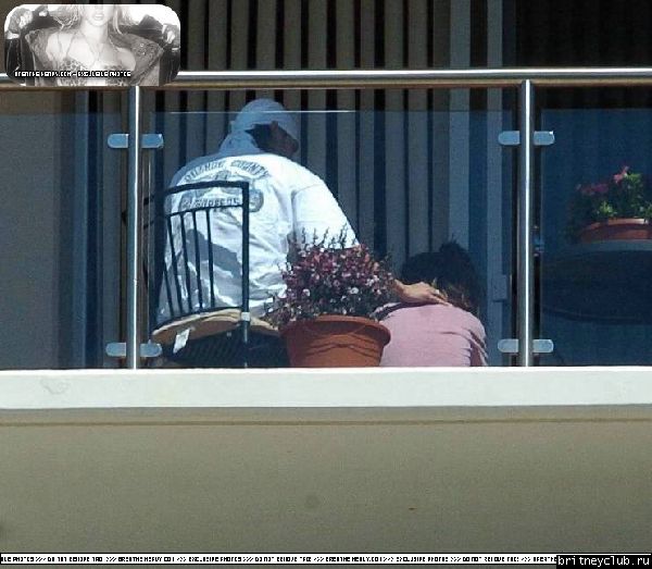 Бритни и Кевин на балконе аппартаментов в Санта Монике12.jpg(Бритни Спирс, Britney Spears)