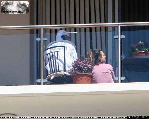 Бритни и Кевин на балконе аппартаментов в Санта Монике13.jpg(Бритни Спирс, Britney Spears)