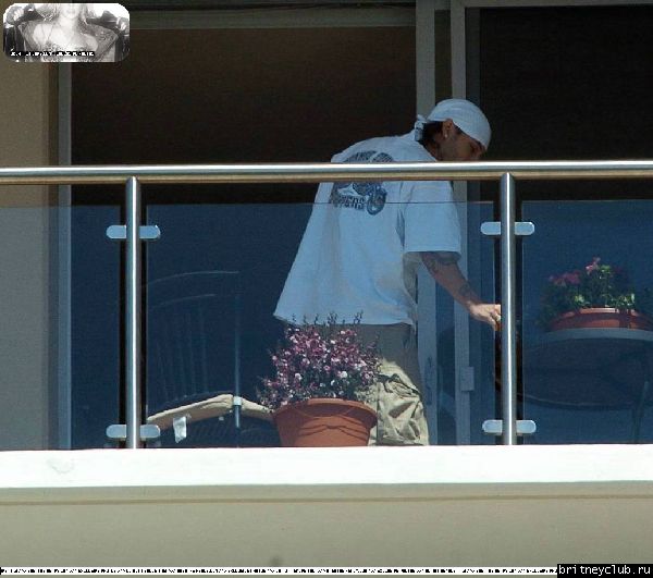 Бритни и Кевин на балконе аппартаментов в Санта Монике15.jpg(Бритни Спирс, Britney Spears)