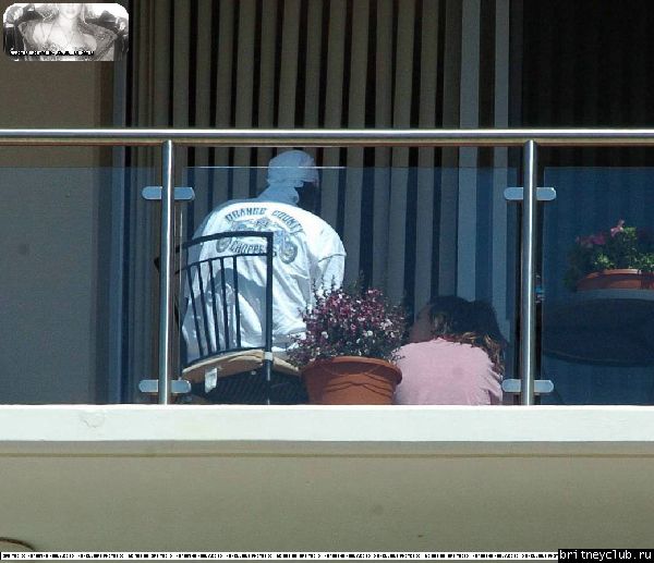Бритни и Кевин на балконе аппартаментов в Санта Монике16.jpg(Бритни Спирс, Britney Spears)