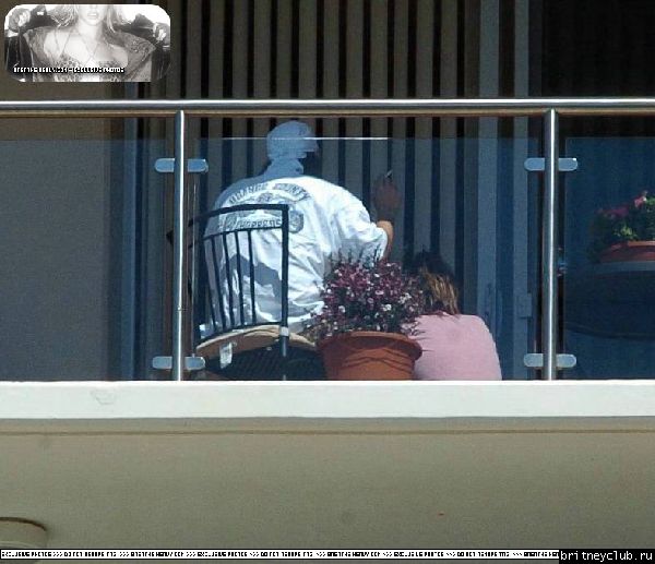 Бритни и Кевин на балконе аппартаментов в Санта Монике17.jpg(Бритни Спирс, Britney Spears)