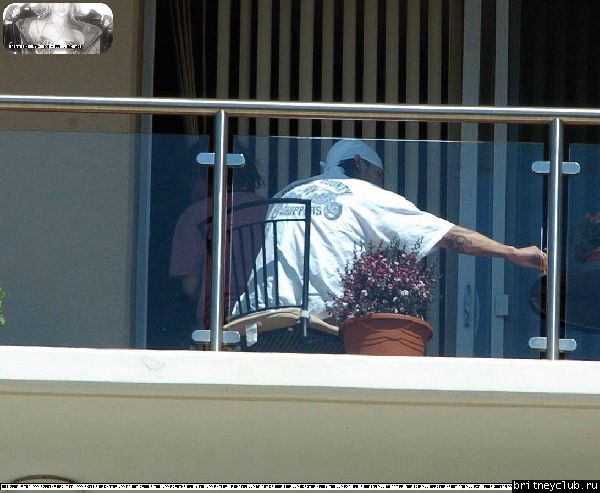 Бритни и Кевин на балконе аппартаментов в Санта Монике18.jpg(Бритни Спирс, Britney Spears)