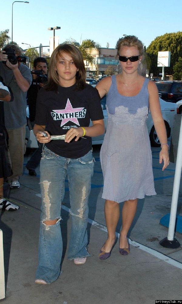 Бритни и Джеми Линн в Starbucks59sbqp.jpg(Бритни Спирс, Britney Spears)