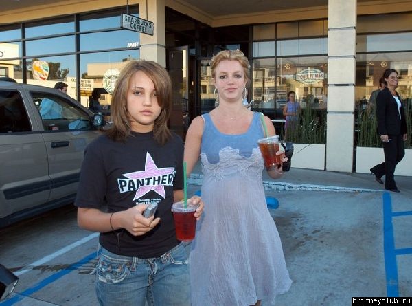Бритни и Джеми Линн в Starbucks59sdmq.jpg(Бритни Спирс, Britney Spears)