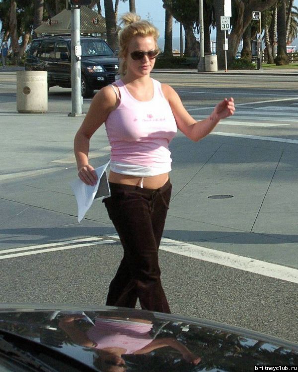 Бритни уезжает из бизнес-центраbb18.jpg(Бритни Спирс, Britney Spears)