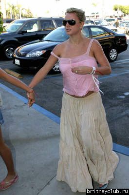 Бритни идет с Джеми Линн в Marina Del Rey02.jpg(Бритни Спирс, Britney Spears)