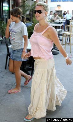 Бритни идет с Джеми Линн в Marina Del Rey07.jpg(Бритни Спирс, Britney Spears)