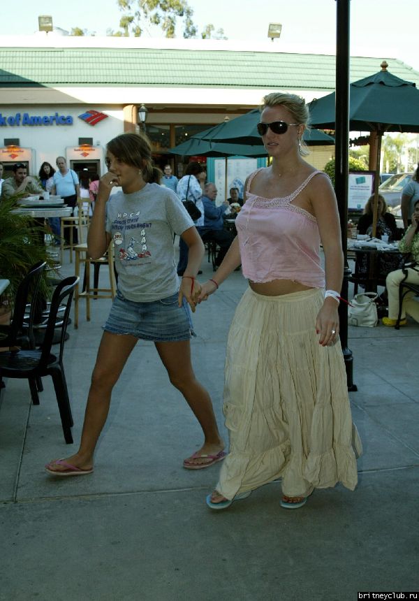 Бритни идет с Джеми Линн в Marina Del Reyb12.jpg(Бритни Спирс, Britney Spears)
