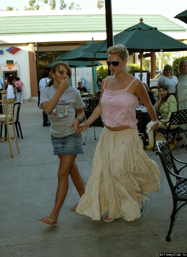 Бритни идет с Джеми Линн в Marina Del Reyb13.jpg(Бритни Спирс, Britney Spears)