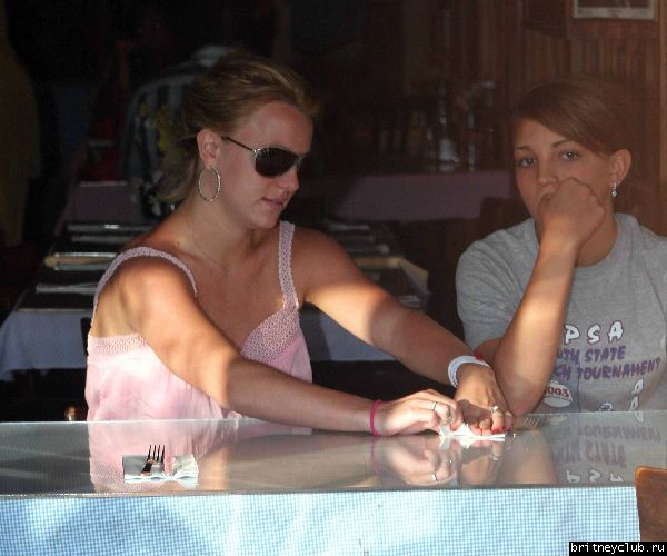Бритни идет с Джеми Линн в Marina Del Reyb17.jpg(Бритни Спирс, Britney Spears)