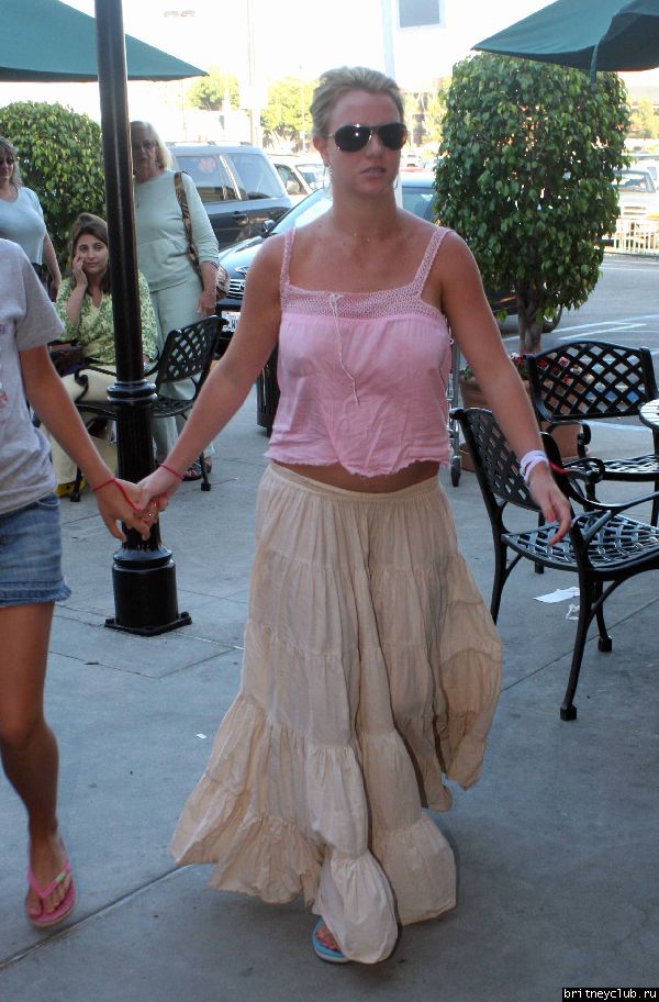 Бритни идет с Джеми Линн в Marina Del Reyb18.jpg(Бритни Спирс, Britney Spears)