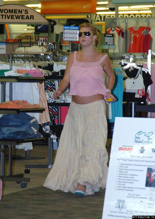 Бритни идет с Джеми Линн в Marina Del Reyb4.jpg(Бритни Спирс, Britney Spears)