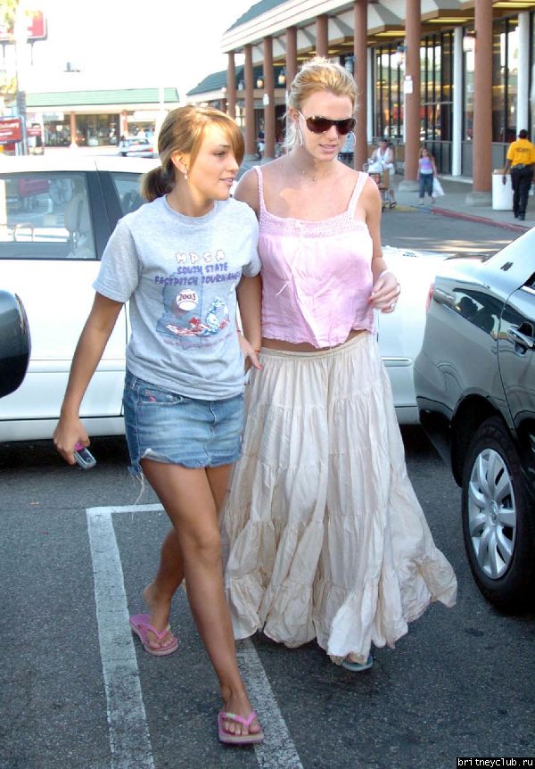 Бритни идет с Джеми Линн в Marina Del Reyb7.jpg(Бритни Спирс, Britney Spears)