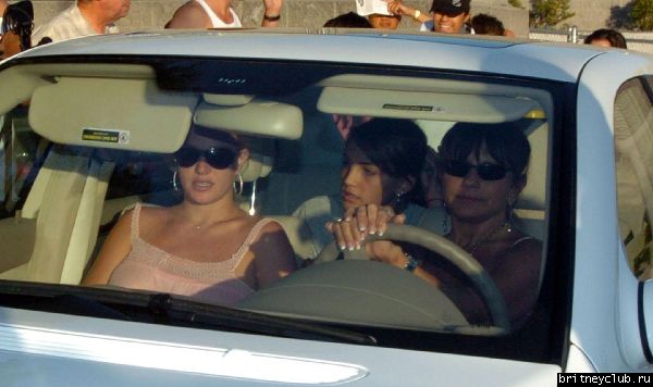 Бритни идет с Джеми Линн в Marina Del Reyb8.jpg(Бритни Спирс, Britney Spears)
