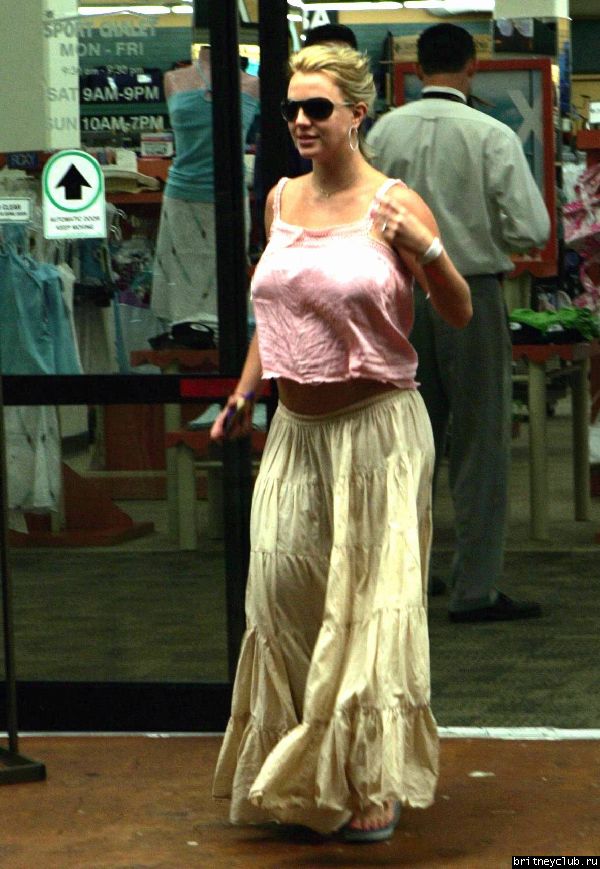 Бритни идет с Джеми Линн в Marina Del Reyn14.jpg(Бритни Спирс, Britney Spears)