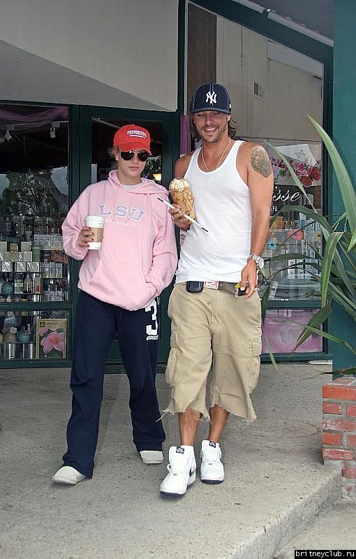 Бритни и Кевин покупают кофейные напитки1.jpg(Бритни Спирс, Britney Spears)