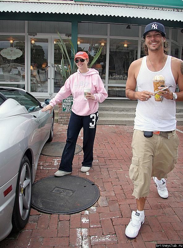 Бритни и Кевин покупают кофейные напитки3.jpg(Бритни Спирс, Britney Spears)