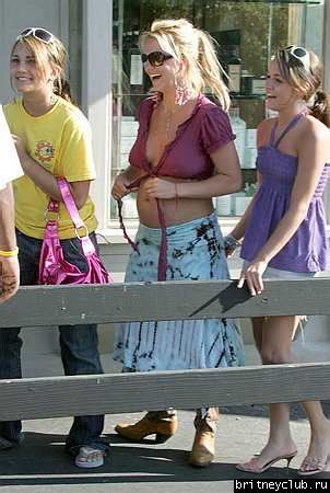 Бритни с подругой идут в Moonshadows0016.jpg(Бритни Спирс, Britney Spears)