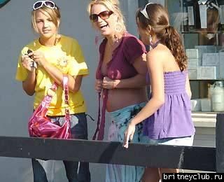 Бритни с подругой идут в Moonshadows0025.jpg(Бритни Спирс, Britney Spears)