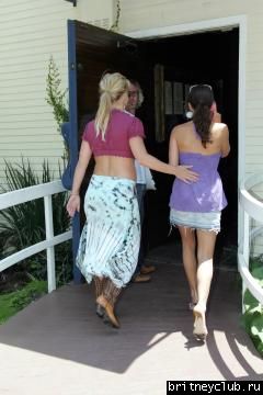 Бритни с подругой идут в Moonshadows006.jpg(Бритни Спирс, Britney Spears)