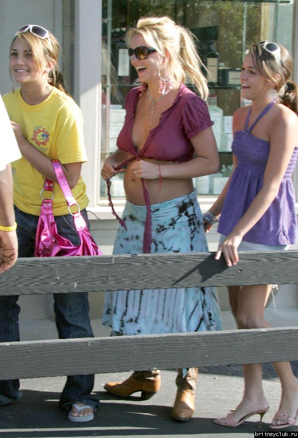 Бритни с подругой идут в Moonshadowsb7.jpg(Бритни Спирс, Britney Spears)