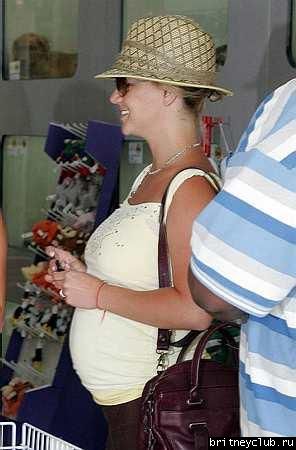 Бритни в зоомагазине в Майями15.jpg(Бритни Спирс, Britney Spears)