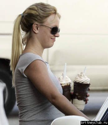 Бритни покупает молочные коктейли01.jpg(Бритни Спирс, Britney Spears)
