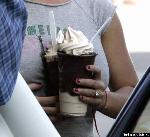Бритни покупает молочные коктейли02.jpg(Бритни Спирс, Britney Spears)