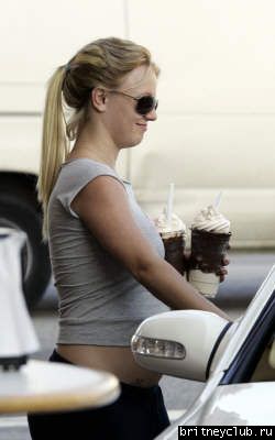 Бритни покупает молочные коктейли03.jpg(Бритни Спирс, Britney Spears)