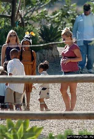 Бритни отмечает День Рождения Кори (трехлетней дочери Кевина)0001.jpg(Бритни Спирс, Britney Spears)
