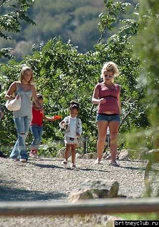 Бритни отмечает День Рождения Кори (трехлетней дочери Кевина)0002.jpg(Бритни Спирс, Britney Spears)