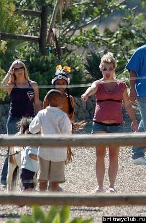 Бритни отмечает День Рождения Кори (трехлетней дочери Кевина)0004.jpg(Бритни Спирс, Britney Spears)