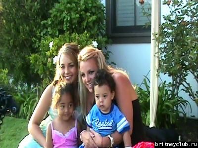 Бритни с семьей в Baby Shower08.jpg(Бритни Спирс, Britney Spears)
