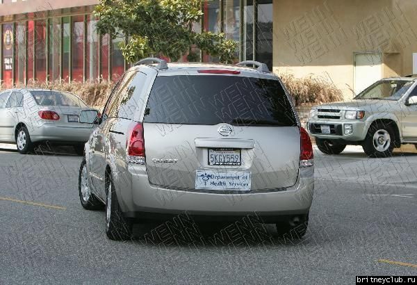Бритни, Кевин и их малыш покидают больницу в Санта Монике04.jpg(Бритни Спирс, Britney Spears)