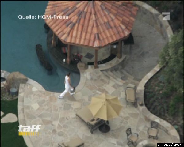 Бритни загорает около бассейна на заднем дворе своего особняка в Малибу02.jpg(Бритни Спирс, Britney Spears)