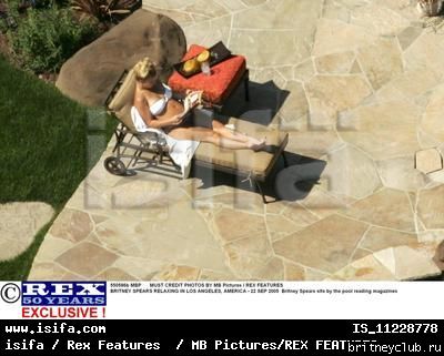 Бритни загорает около бассейна на заднем дворе своего особняка в Малибу04.jpg(Бритни Спирс, Britney Spears)