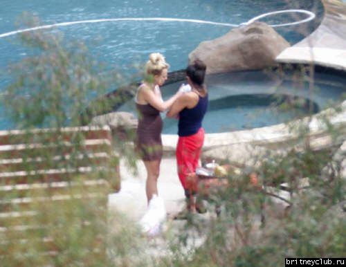 Бритни и Линн Спирс играют с собачкой во дворе особняка в Малибу01.jpg(Бритни Спирс, Britney Spears)