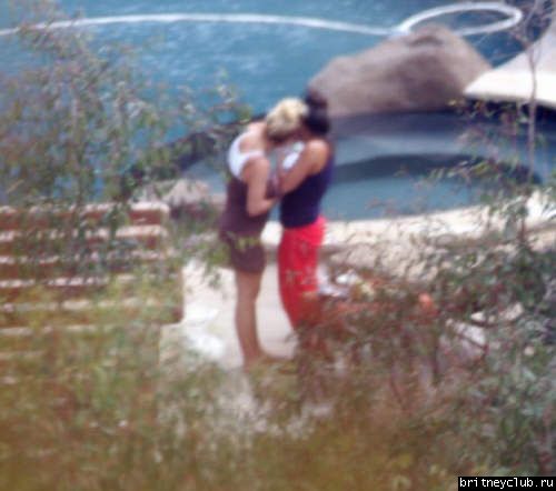 Бритни и Линн Спирс играют с собачкой во дворе особняка в Малибу02.jpg(Бритни Спирс, Britney Spears)